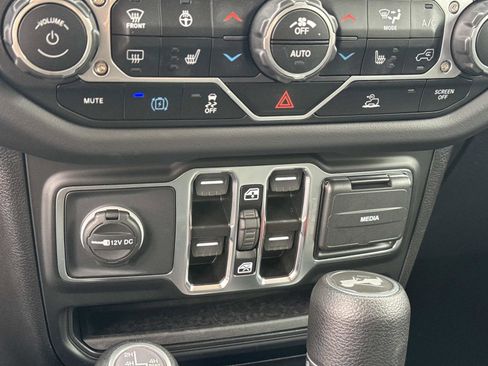 Used 2025 Jeep Wrangler Sahara image 25