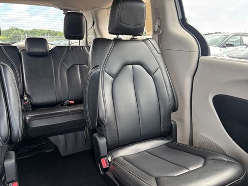 Used 2023 Chrysler Pacifica Touring-L FWD image 40