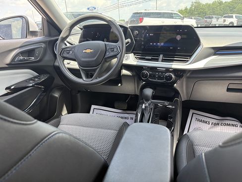 Used 2025 Chevrolet Trax LT FWD image 25