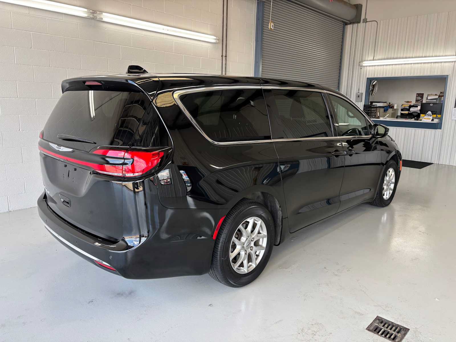 Used 2025 Chrysler Pacifica Select FWD image 6