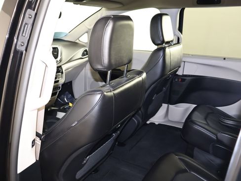 Used 2024 Chrysler Pacifica Touring-L image 45