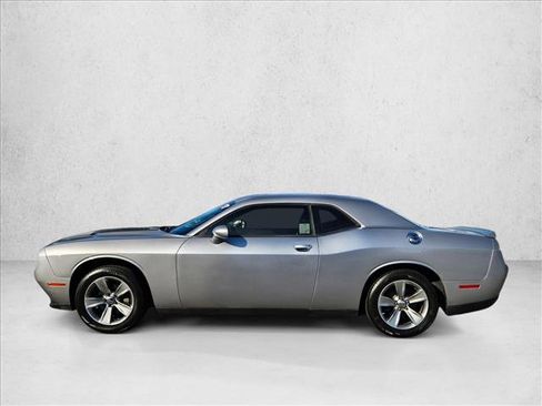 Used 2017 Dodge Challenger SXT image 9