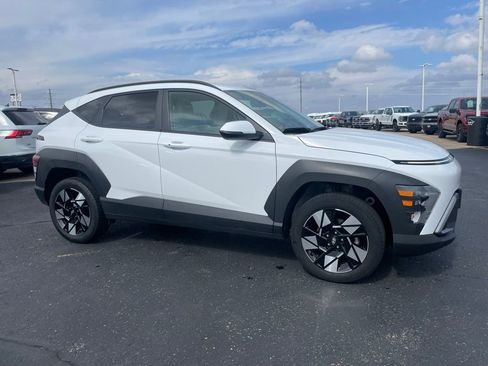 Used 2025 Hyundai Kona SEL image 2