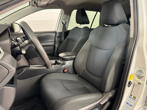 Used 2019 Toyota RAV4 LE AWD/4WD image 13