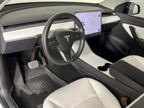 Used 2020 Tesla Model Y Long Range image 4