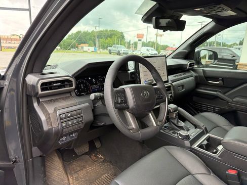 Used 2025 Toyota Tacoma Limited AWD/4WD image 4