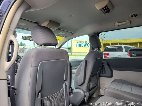 Used 2009 Chrysler Town & Country LX FWD image 13