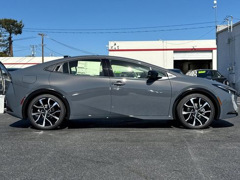 New 2026 Toyota Prius Plug-In Hybrid FWD image 9