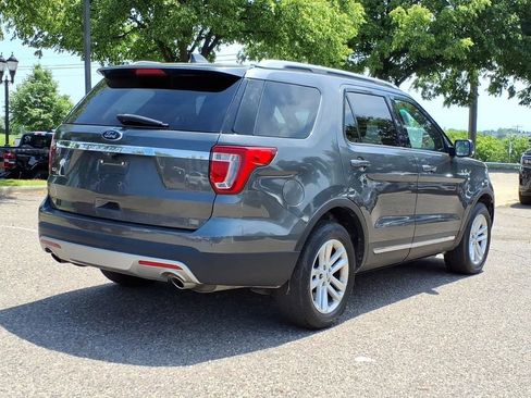 Used 2017 Ford Explorer XLT w/ Equipment Group 202A FWD image 5