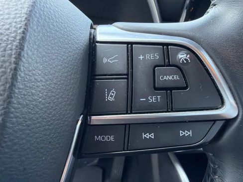 Used 2021 Toyota Highlander XLE FWD image 27