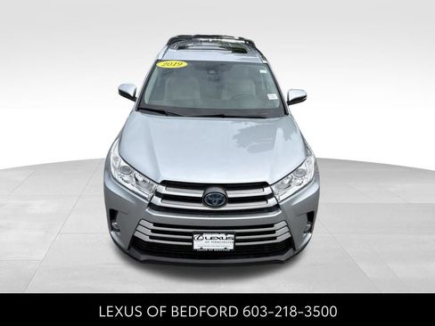 Used 2019 Toyota Highlander XLE AWD/4WD image 2