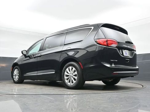 Used 2017 Chrysler Pacifica Touring-L image 14