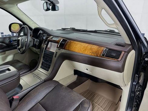 Used 2011 Cadillac Escalade ESV Platinum image 38