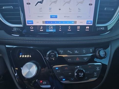 Used 2023 Chrysler Pacifica Pinnacle AWD/4WD image 16