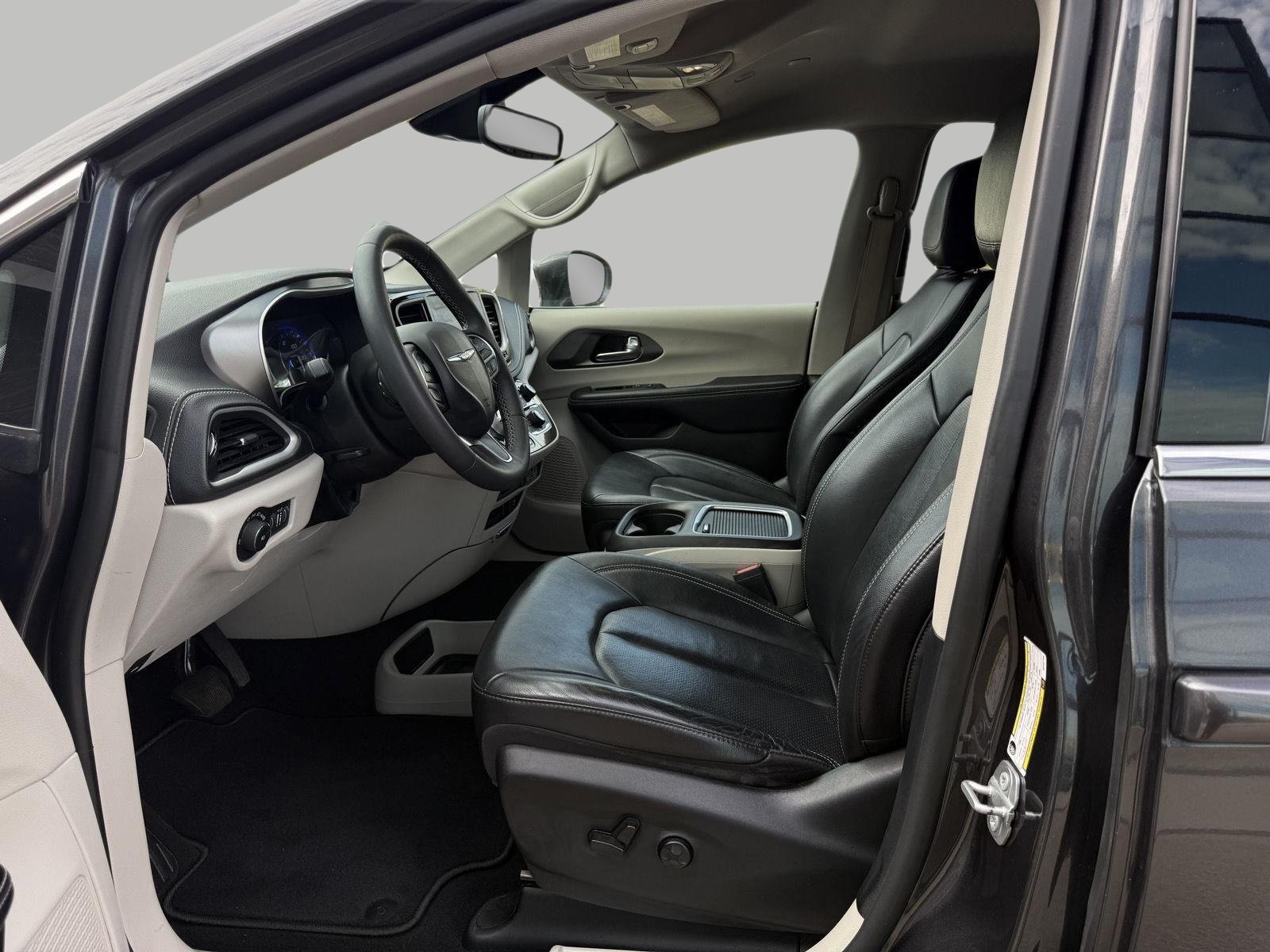 Used 2022 Chrysler Pacifica Touring-L AWD/4WD image 22