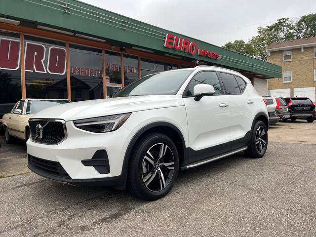 Used 2023 Volvo XC40 B5 Core AWD/4WD image 1