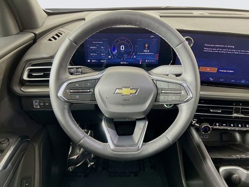 Used 2025 Chevrolet Traverse LT image 11