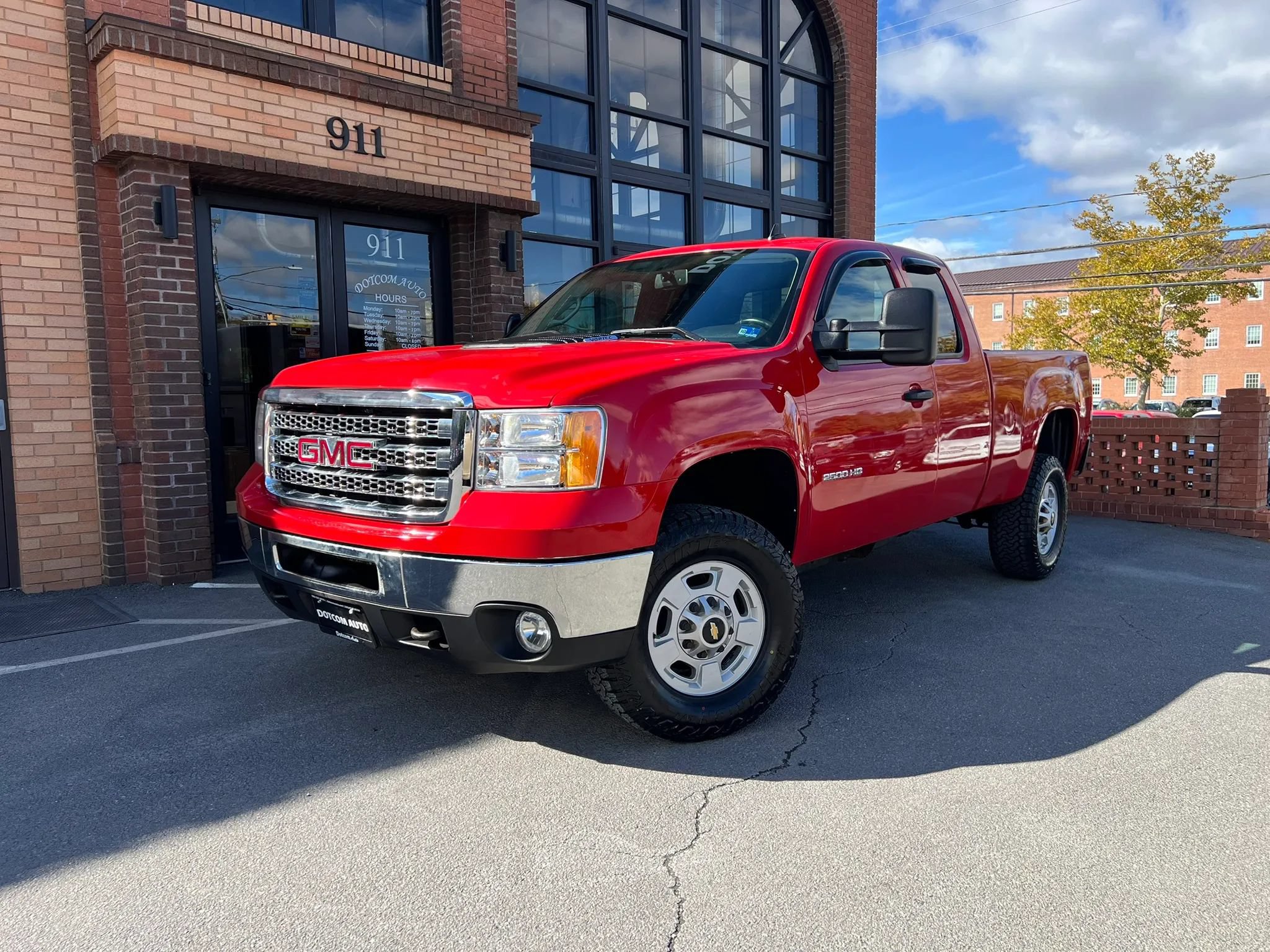 Used 2013 GMC Sierra 2500 SLE w/ SLE Preferred Package AWD/4WD image 2