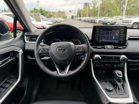 Used 2022 Toyota RAV4 XLE Premium AWD/4WD image 22