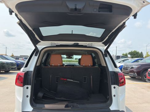 Used 2018 GMC Acadia SLT w/ LPO, Protection Package AWD/4WD image 7