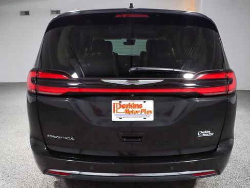 Used 2023 Chrysler Pacifica Touring-L FWD image 8