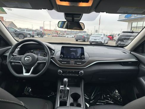 Used 2025 Nissan Altima 2.5 SV image 12