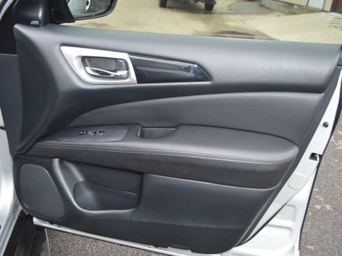 Used 2019 Nissan Pathfinder SV AWD/4WD image 23