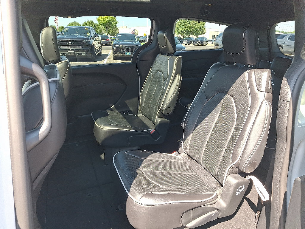 Used 2025 Chrysler Pacifica Limited FWD image 10
