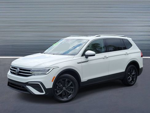 Used 2024 Volkswagen Tiguan SE FWD image 1