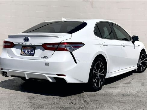 Used 2020 Toyota Camry SE w/ Sunroof Package FWD image 22
