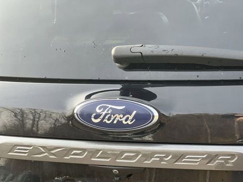 Used 2017 Ford Explorer XLT w/ Equipment Group 202A AWD/4WD image 12