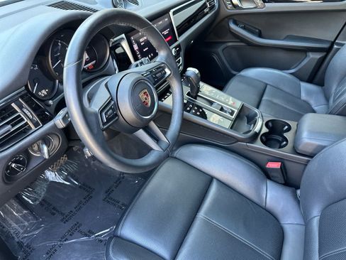 Certified 2025 Porsche Macan AWD/4WD image 4