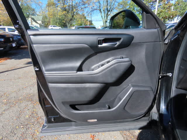 Used 2024 Toyota Highlander XLE AWD/4WD image 17