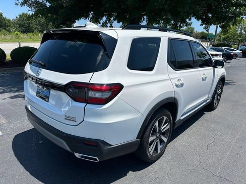 Used 2025 Honda Pilot Touring image 3