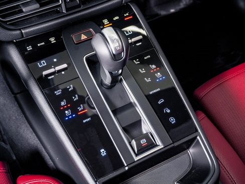 Certified 2025 Porsche Macan image 22