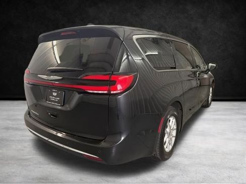 Used 2023 Chrysler Pacifica Touring-L image 7