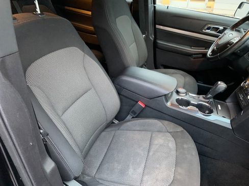 Used 2018 Ford Explorer XLT image 12