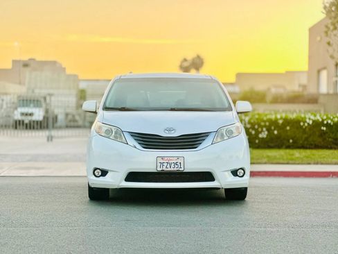 Used 2014 Toyota Sienna XLE w/ XLE Premium Package FWD image 3