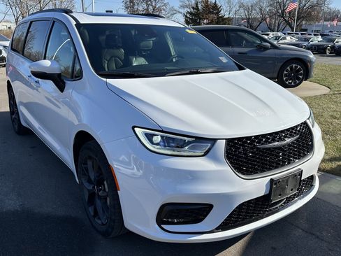 Used 2023 Chrysler Pacifica Touring-L w/ Uconnect Theater Family Group image 2