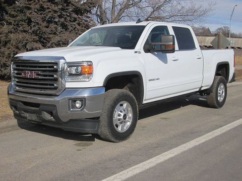 Used 2017 GMC Sierra 2500 SLE w/ HD SLE Preferred Plus Package AWD/4WD image 2