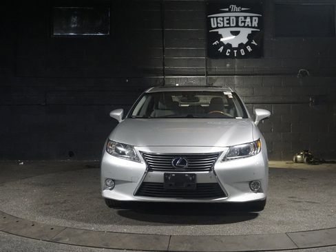 Used 2014 Lexus ES 300h w/ Premium Package w/Bamboo Trim image 9