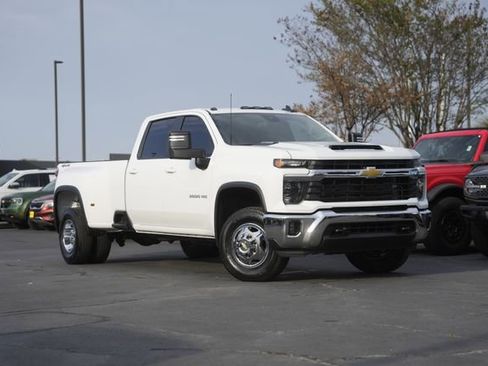 Used 2025 Chevrolet Silverado 3500 LT image 2