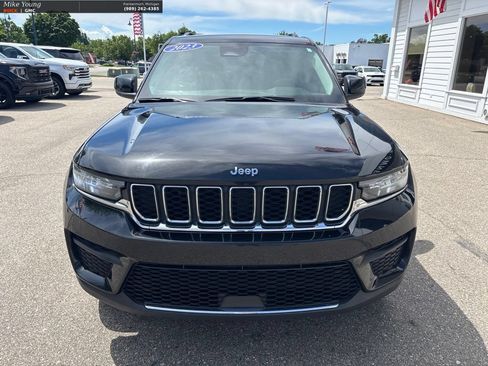 Used 2023 Jeep Grand Cherokee Laredo AWD/4WD image 2