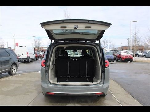 Used 2022 Chrysler Pacifica Touring-L FWD image 9