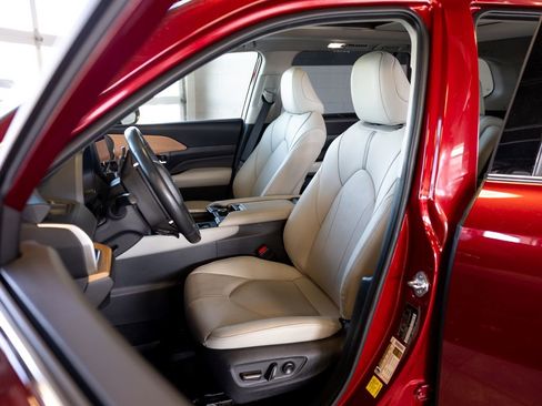 Certified 2024 Toyota Grand Highlander Platinum AWD/4WD image 11