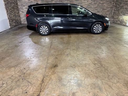Used 2022 Chrysler Pacifica Touring-L w/ Uconnect Theater Family Group FWD image 10