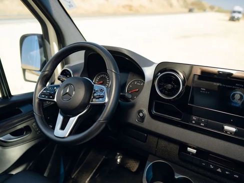 Used 2021 Mercedes-Benz Sprinter 2500 image 57