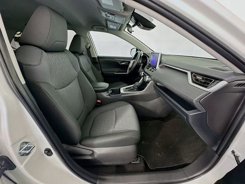 Certified 2025 Toyota RAV4 XLE FWD image 28