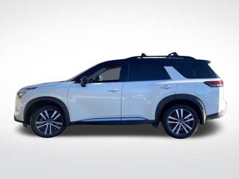 Used 2024 Nissan Pathfinder Platinum image 14