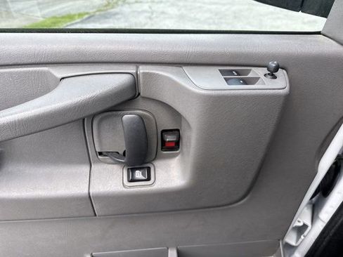 Used 2014 Chevrolet Express 2500 RWD image 17